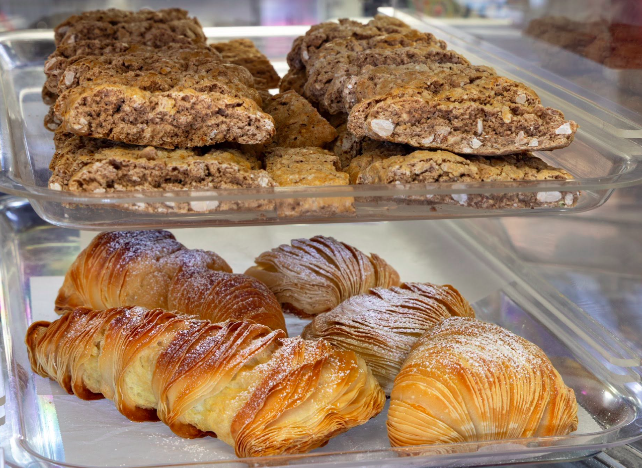 Sfogliatelle and biscotti in the pastry case